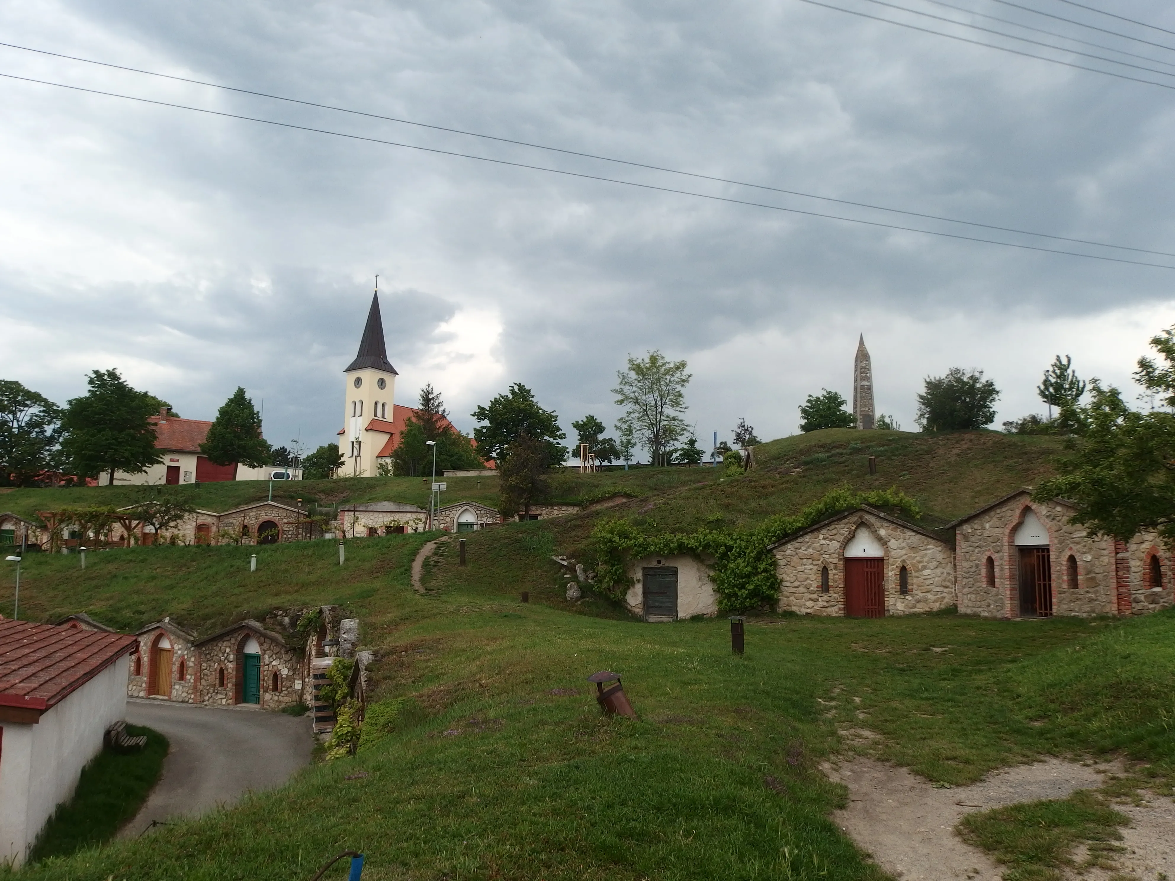 Pohled ze Stezky nad vinohrady na krajinu Modrých Hor